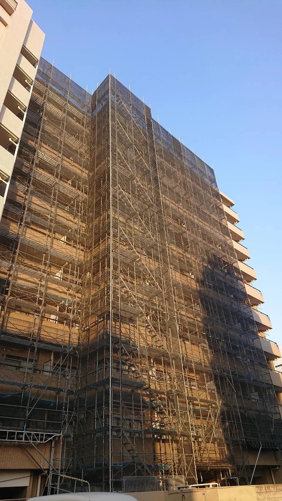 高層マンションの大規模修繕足場