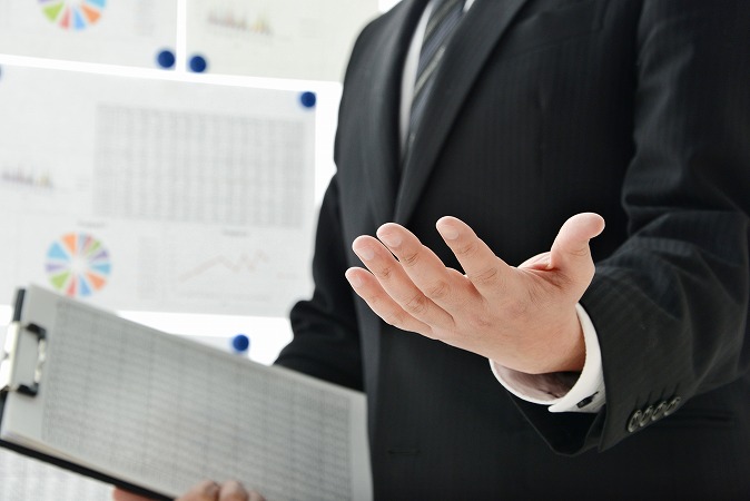 スーツ姿の男性