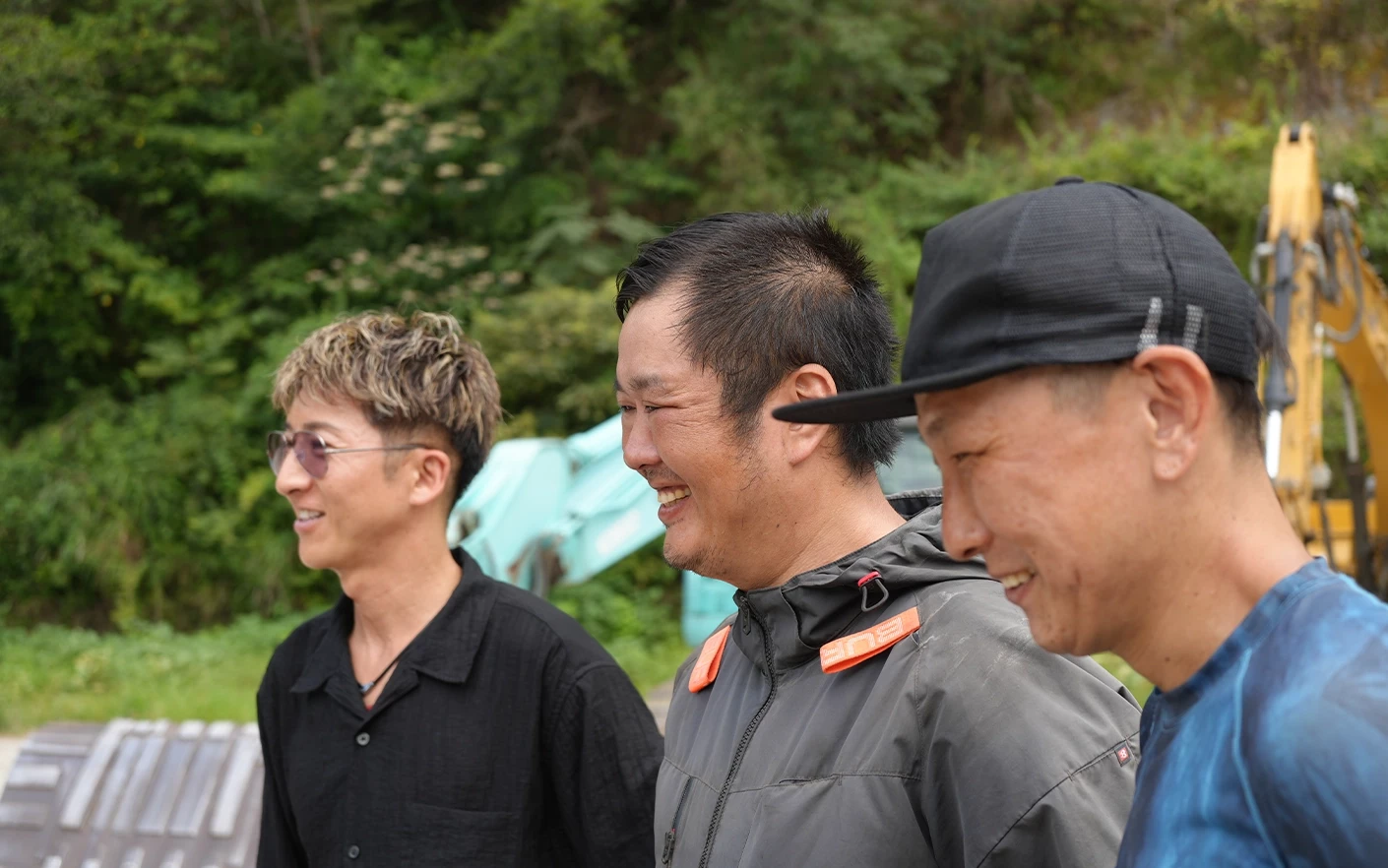 先輩と一緒に作業する写真