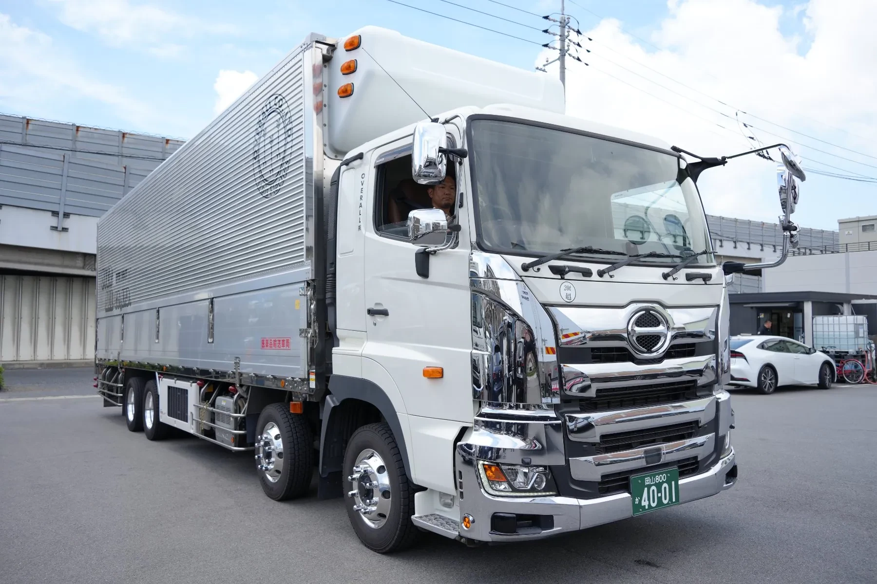 医薬品を運ぶOVERALLの大型トラック