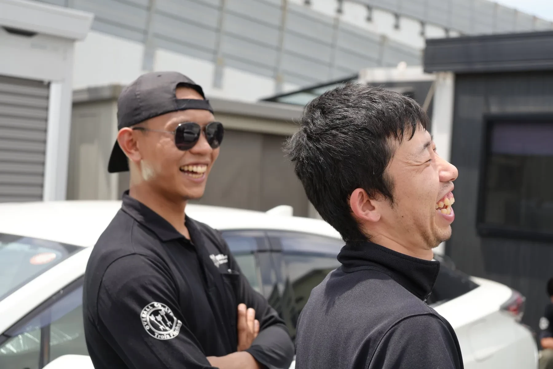 笑顔で話すOVERALLのスタッフ