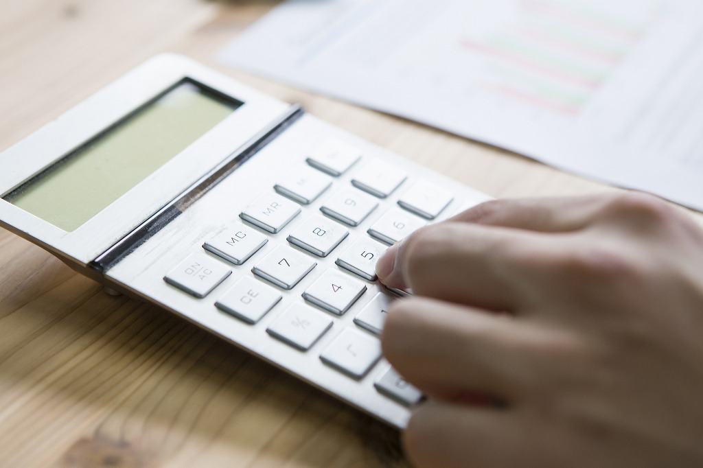 電卓に添える手