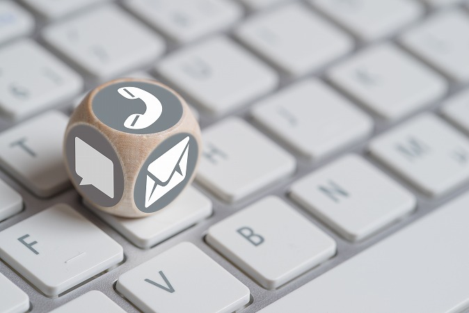 キーボードの上にお問い合わせブロック