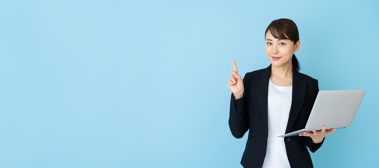 指を立てる女性