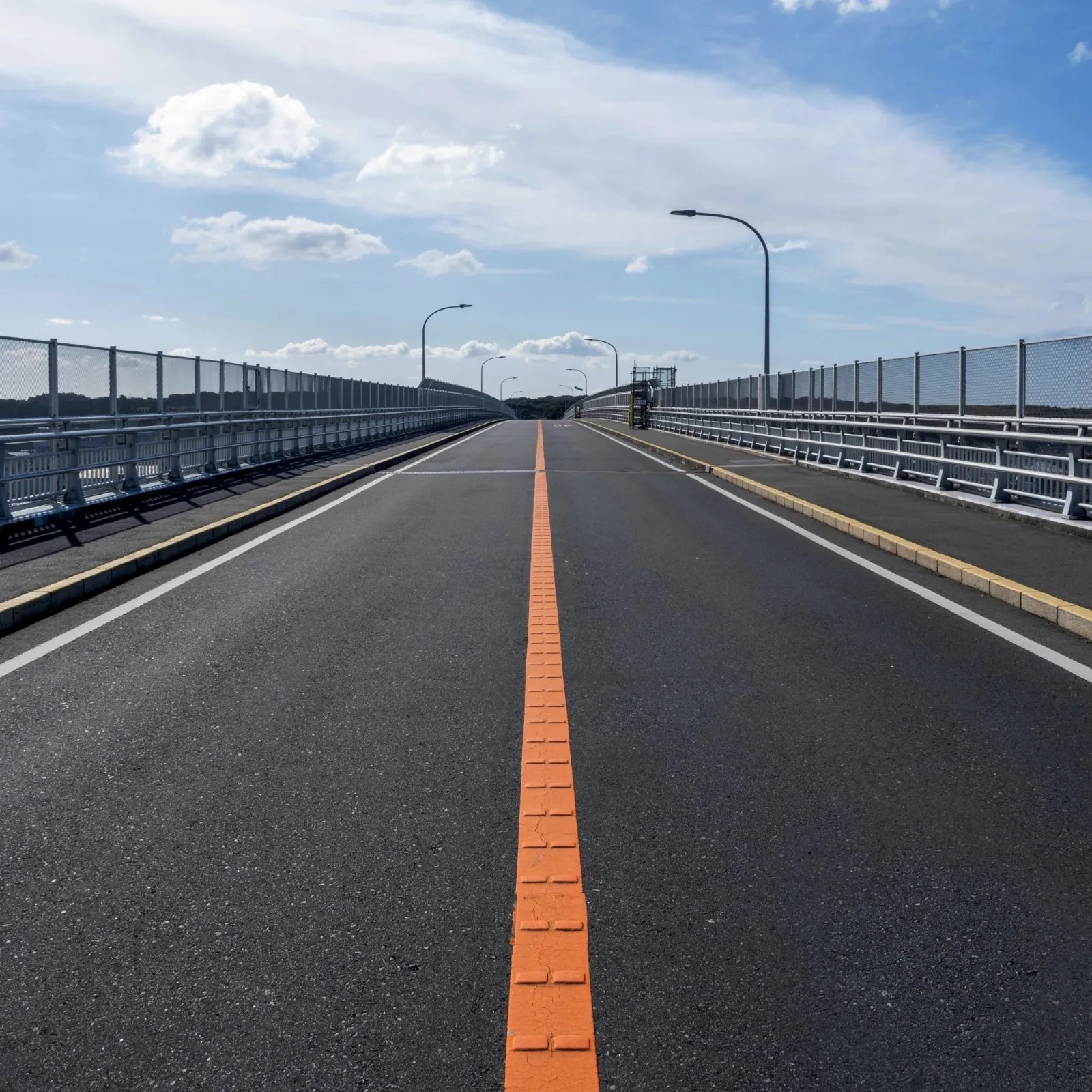 橋の上のまっすぐな道路