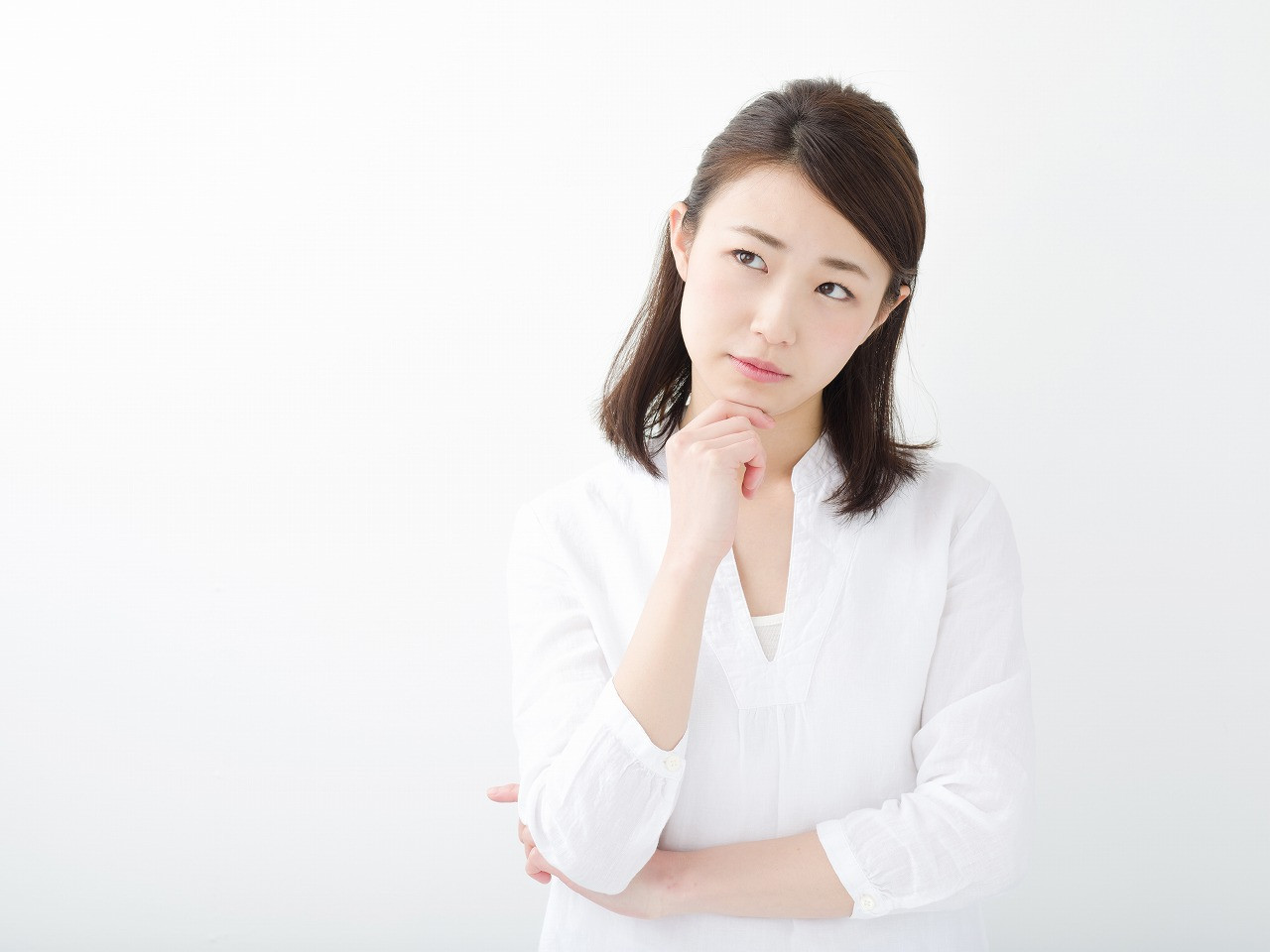 悩む女性