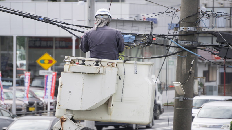 電気工事作業中