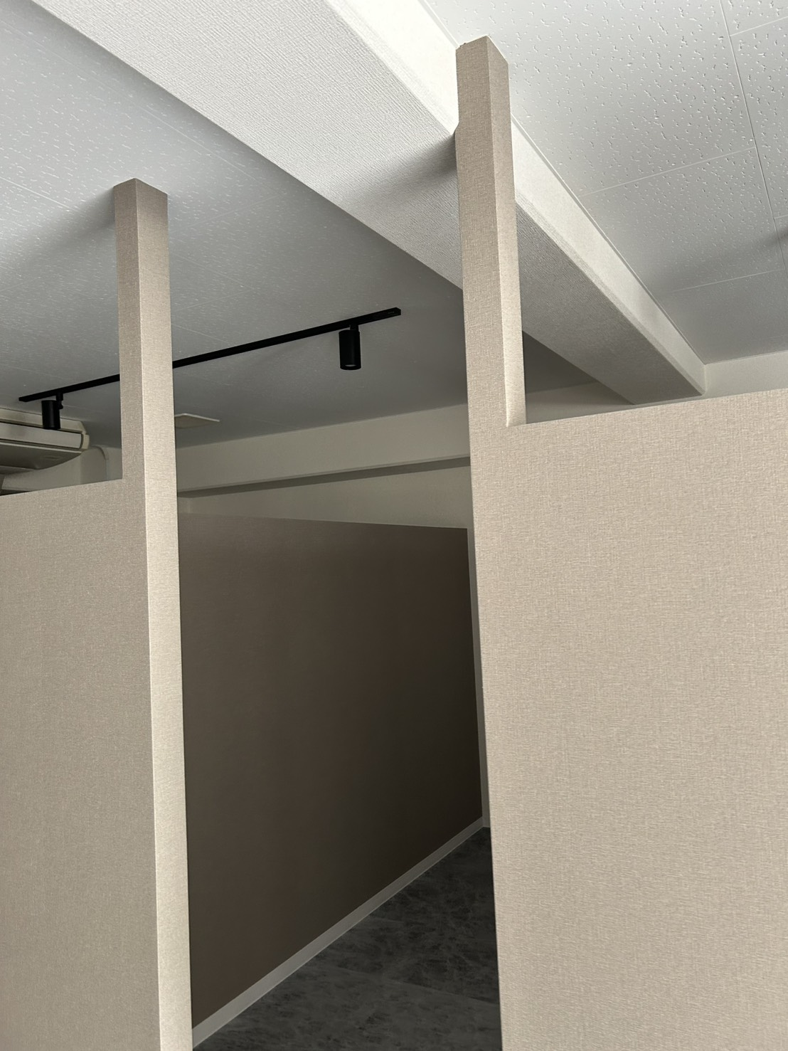 広島市 店舗工事（床・クロス仕上げ）