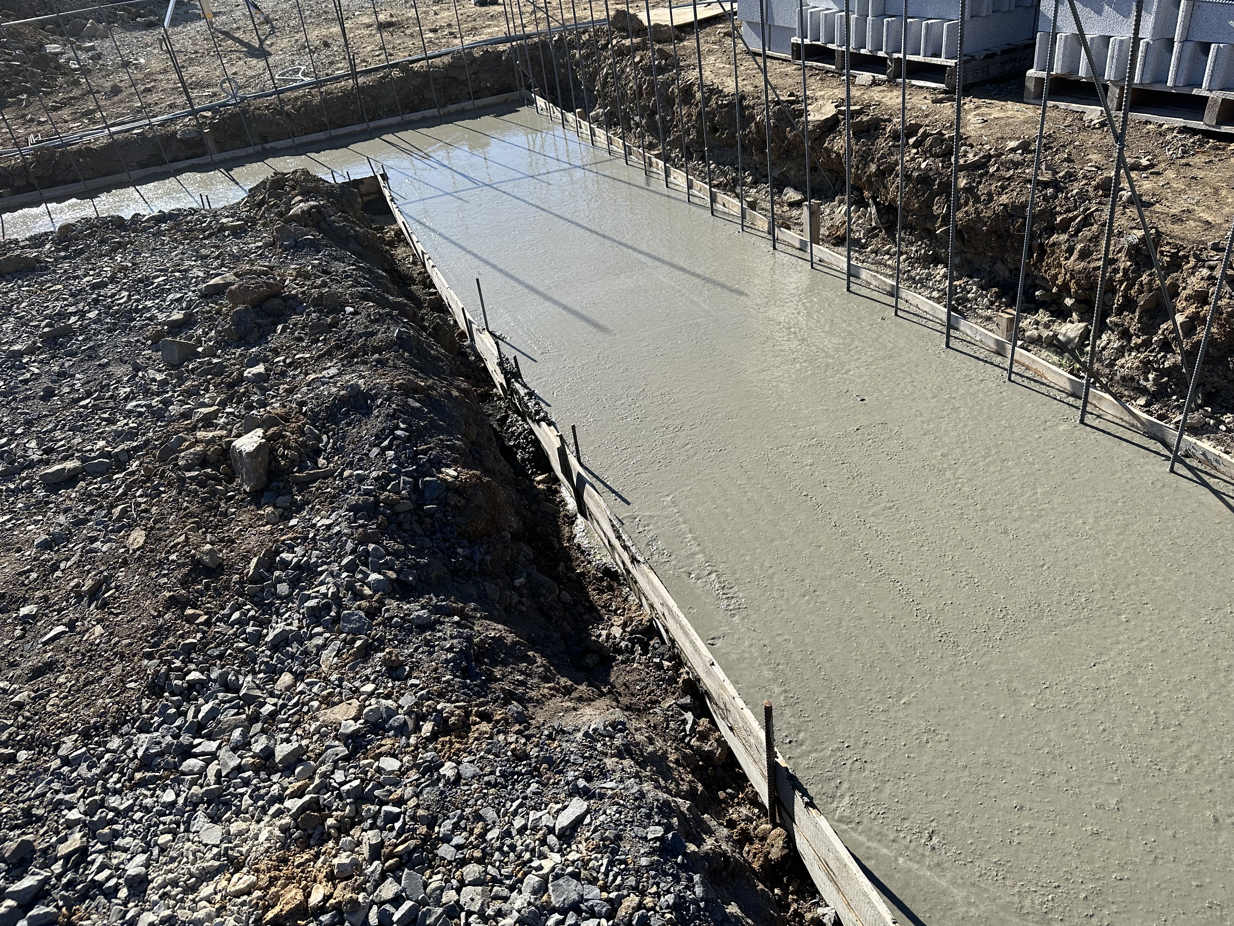 ブロック基礎コンクリート | 茨城県日立市で庭リフォーム・外構フェンス・エクステリア工事は信建