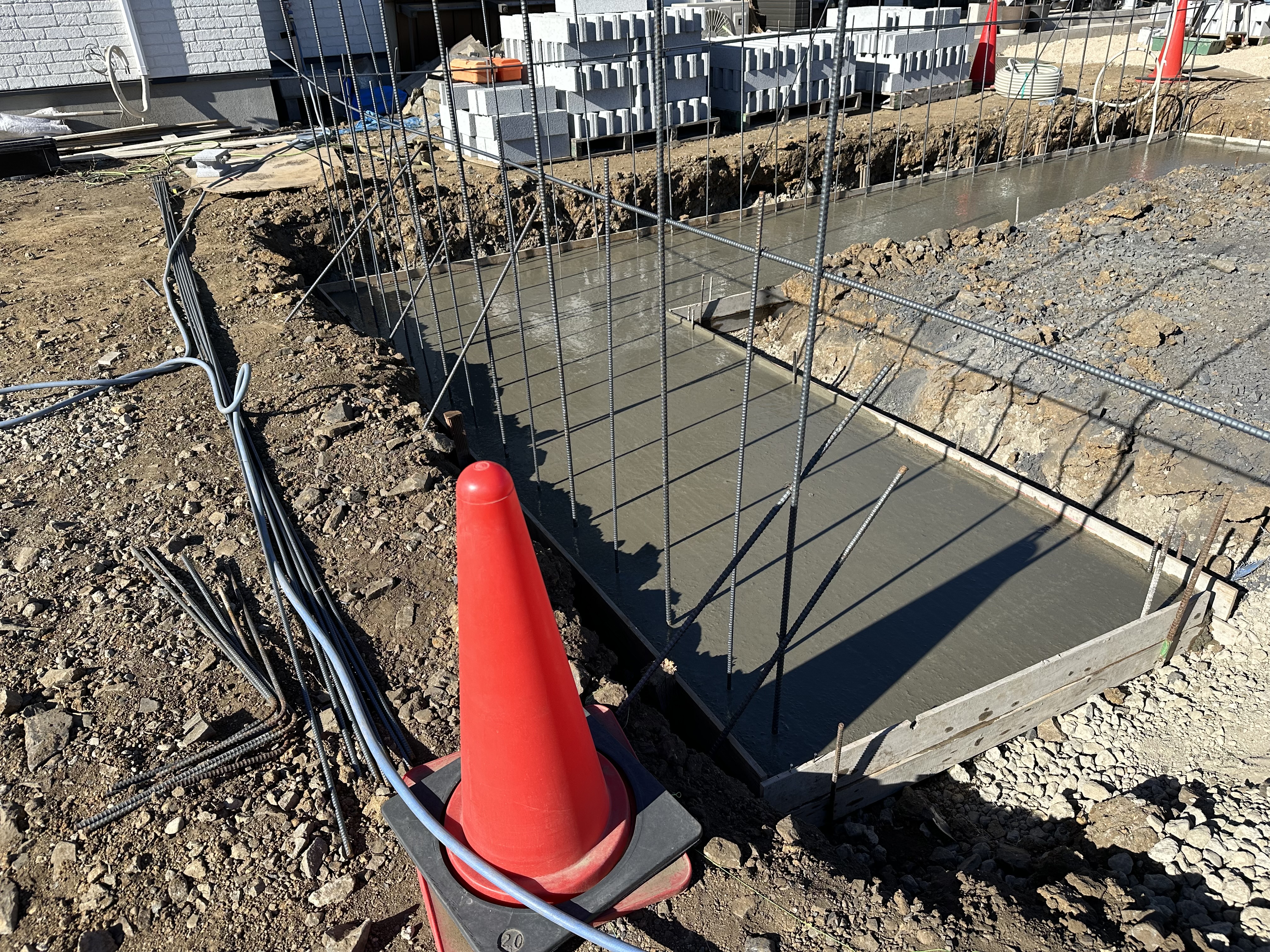 ブロック基礎コンクリート | 茨城県日立市で庭リフォーム・外構フェンス・エクステリア工事は信建