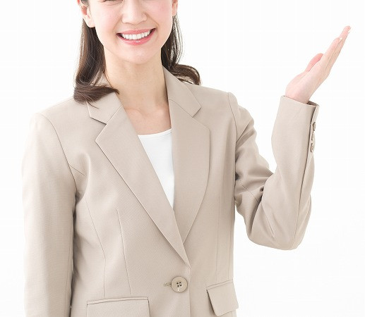 ベージュスーツの女性