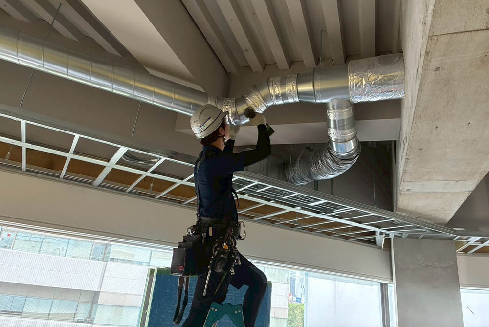 見えない部分も丁寧に仕上げるダクト工事作業風景