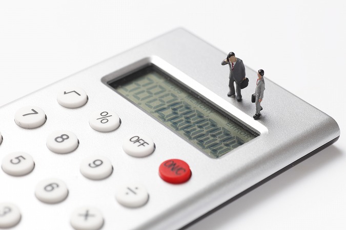 電卓とミニチュア人間