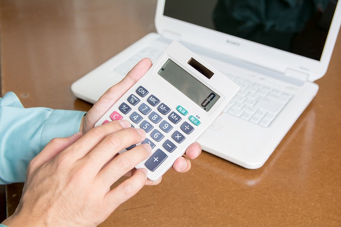 ノートパソコンと電卓