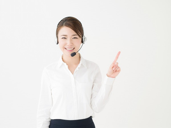 ヘッドマイクで説明する女性