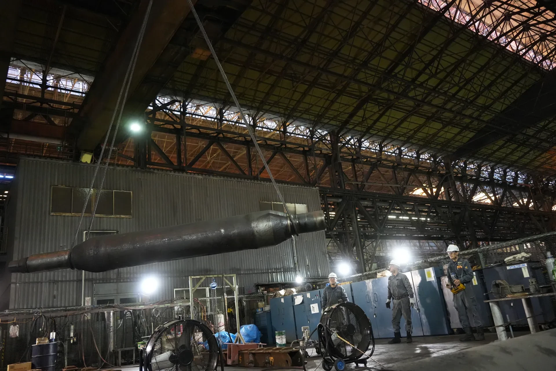 国内最大級クラスのクレーンで大型機械を据え付ける現場