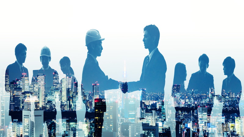 握手する作業員と営業