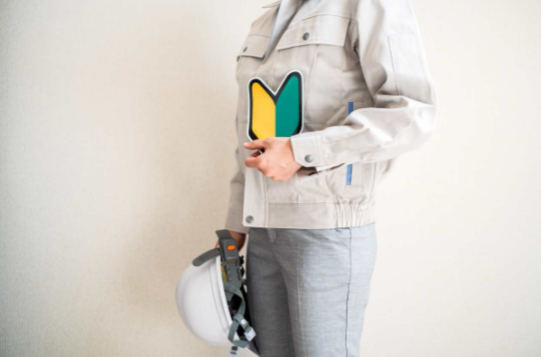 初心者マークとヘルメットを持つ