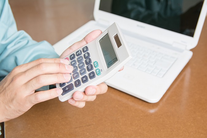 電卓とノートパソコン