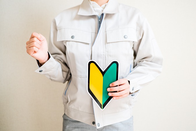 初心者マークを持つ男性