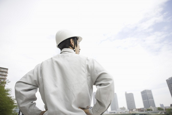 腰に手を置く男性