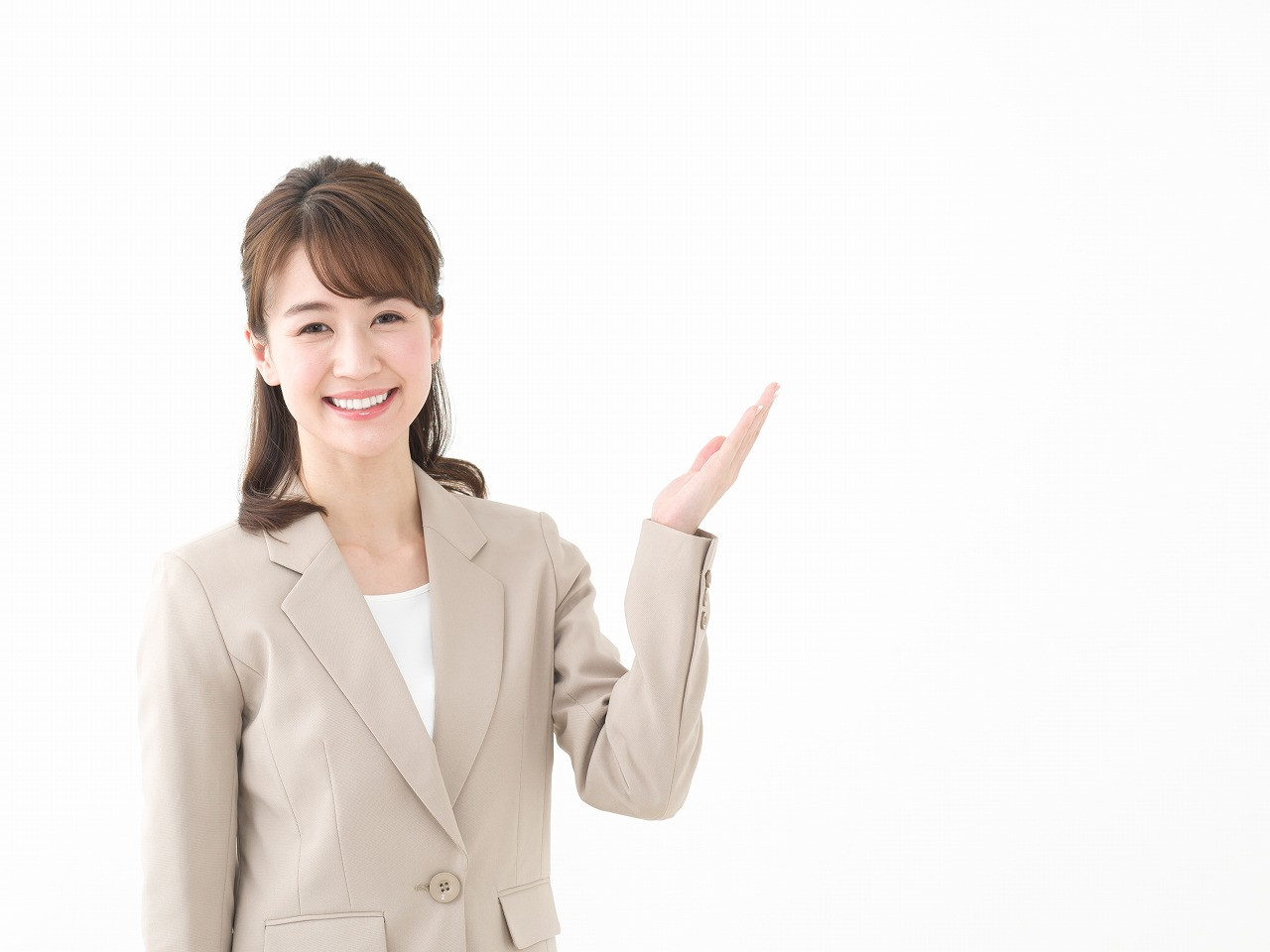 案内するスーツの女性
