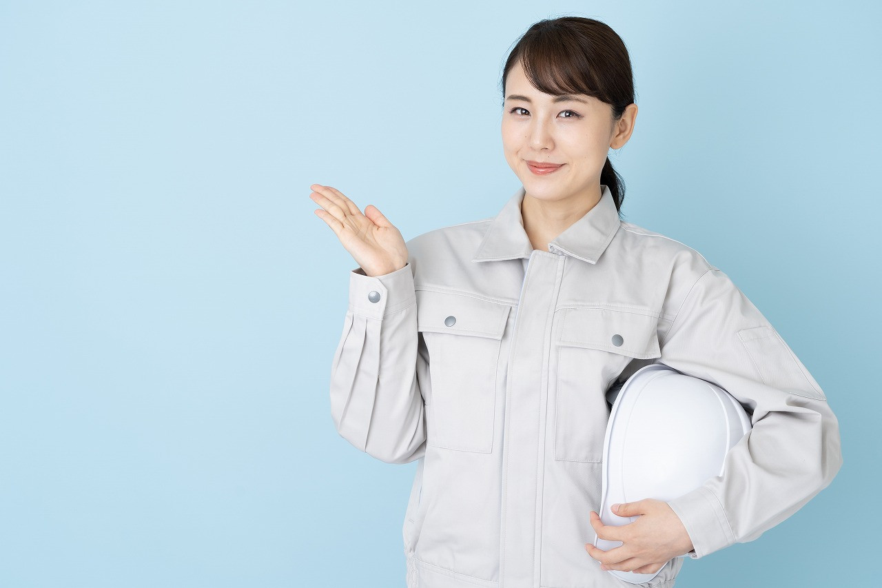 案内する女性