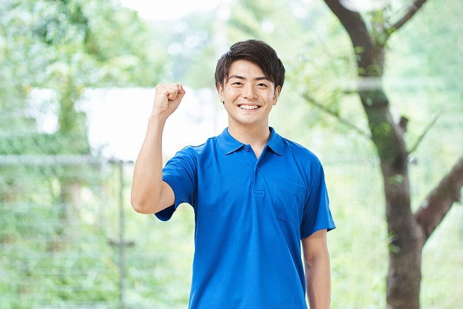 青いシャツの男性